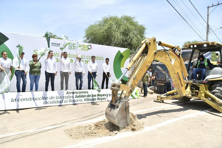 El Gobernador Ricardo Gallardo da el banderazo de salida a las obras de pavimentación en Villa de Reyes.