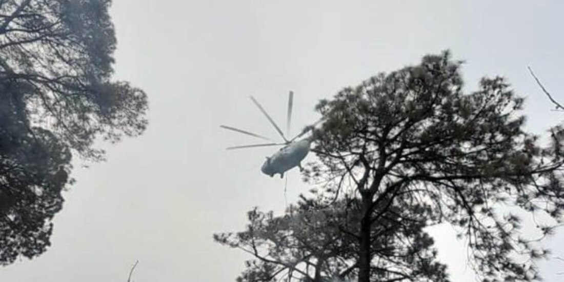 Activan plan de emergencia por incendio forestal en Tepoztlán.