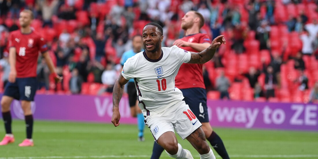 Raheem Sterling celebra su gol en el República Checa vs Inglaterra en el desenlace del Grupo D de la Eurocopa 2021.