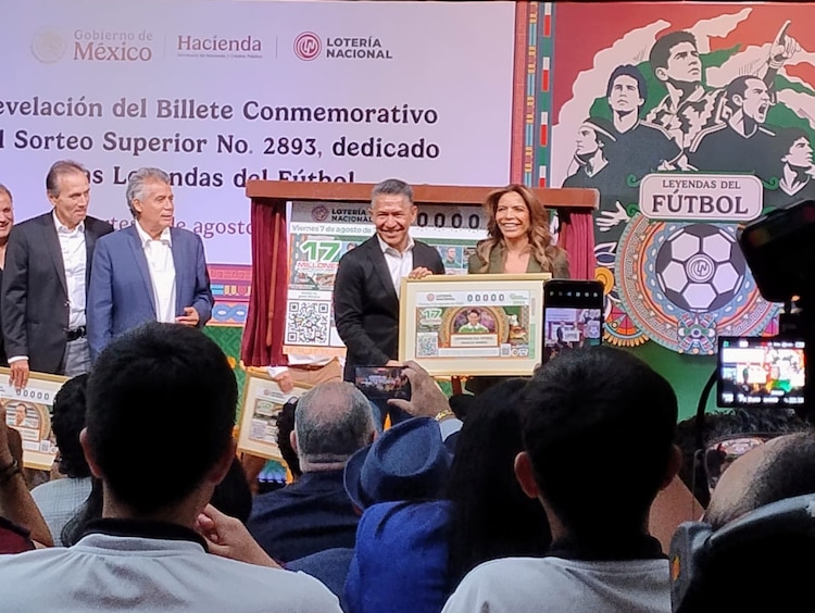 Nacho Ambriz posando con el billete conmemorativo.