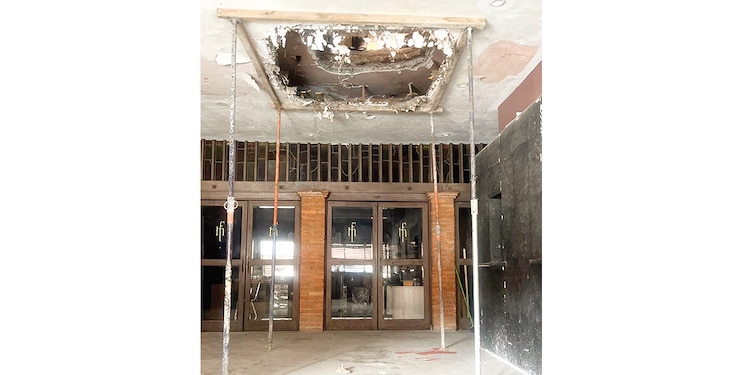 El techo se encuentra dañado al interior del inmueble.