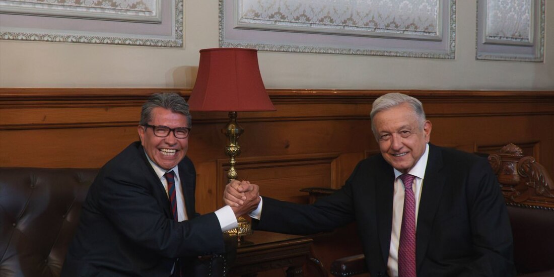 El presidente recibió ayer en Palacio al senador Ricardo Monreal.