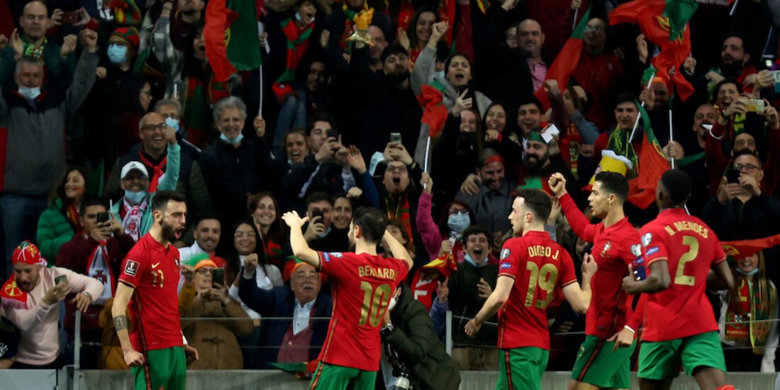 Los lusos festejan una de las dianas de Bruno Fernandes en Porto, ayer.