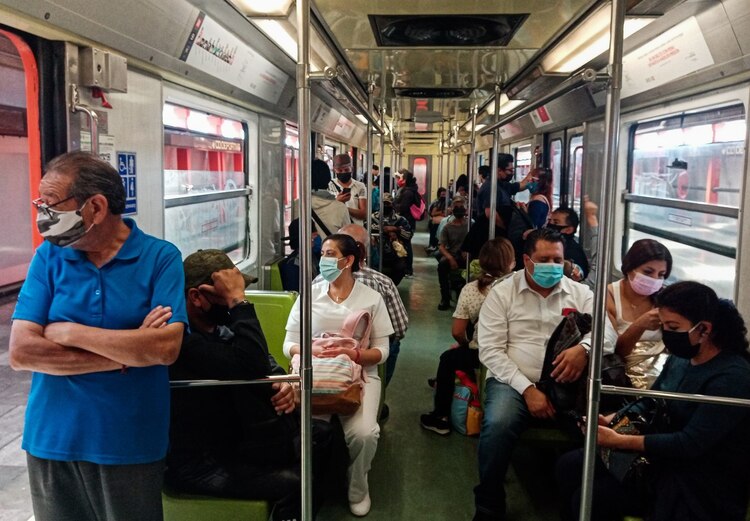 Las multas por acoso sexual en el transporte público llegarían hasta los 14 mil pesos.