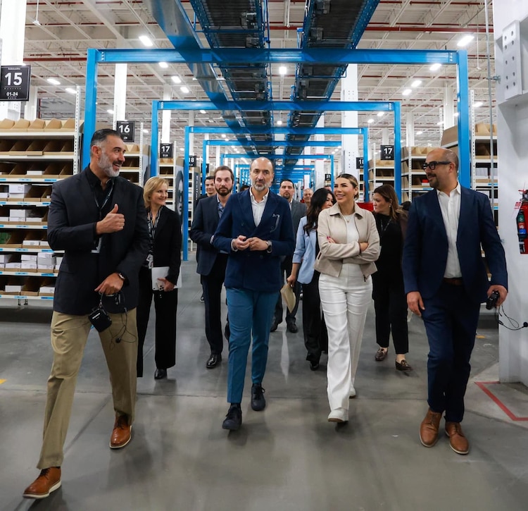 Al centro, la gobernadora Marina del Pilar.