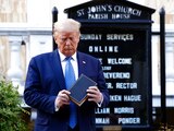 Donald Trump acudió a la iglesia de St. John's Church, frente a la Casa Blanca, para posar para esta foto; para que pudiera llegar ahí, dispersaron a manifestantes con gas.