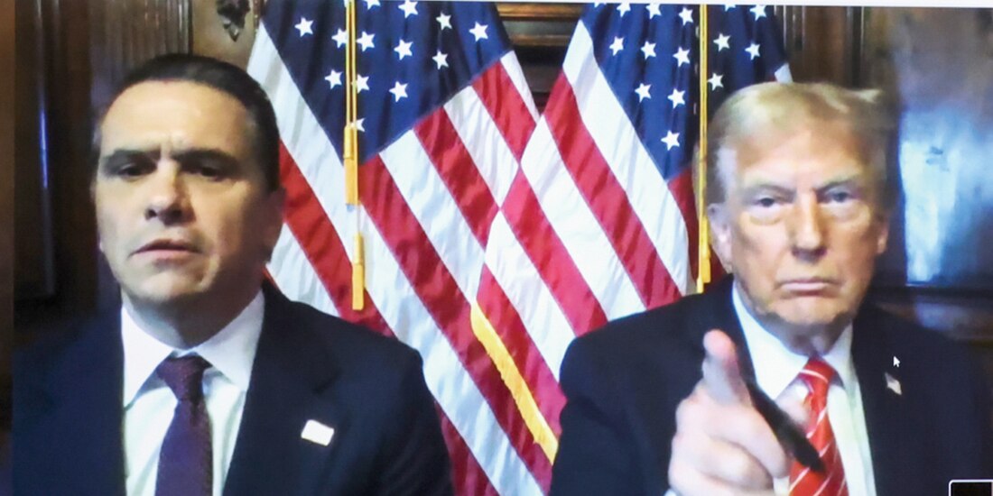 El presidente electo de EU, Donald Trump, y su abogado, Todd Blanche, ayer.