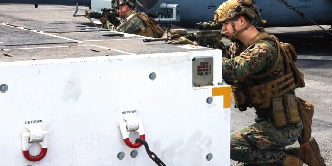 Marines durante simulación en cubierta del navío de ataque anfibio Iwo Jima.