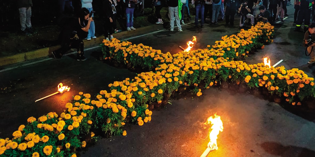 Familiares de desaparecidos colocaron sobre Tlalpan una ofrenda en memoria de sus familiares.