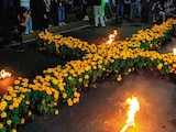 Familiares de desaparecidos colocaron sobre Tlalpan una ofrenda en memoria de sus familiares.