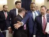 Markwayne Mullin (der.), secretario de Seguridad Nacional de EU, tras su comparecencia ante el Comité de Seguridad en la Cámara de Representantes en Washington, ayer.