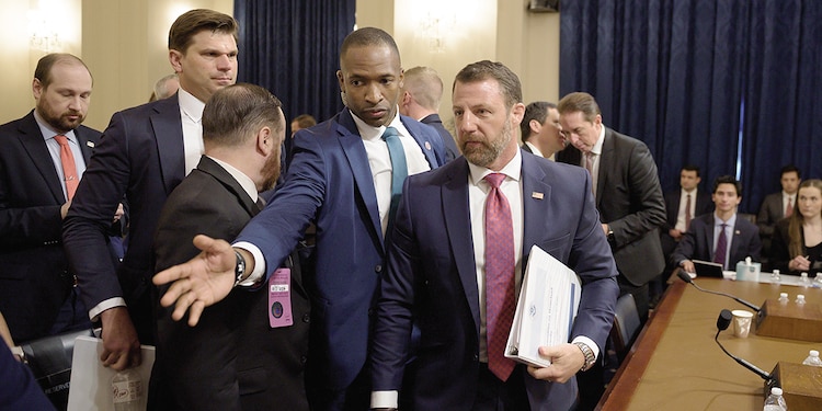 Markwayne Mullin (der.), secretario de Seguridad Nacional de EU, tras su comparecencia ante el Comité de Seguridad en la Cámara de Representantes en Washington, ayer.