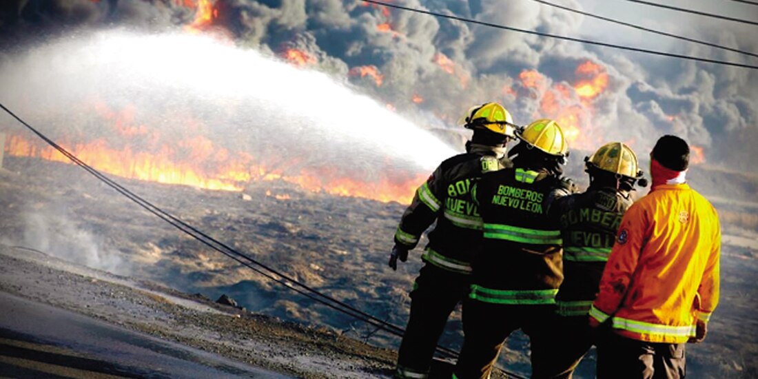 Bomberos de NL combaten, el martes, uno de los incendios en la entidad.