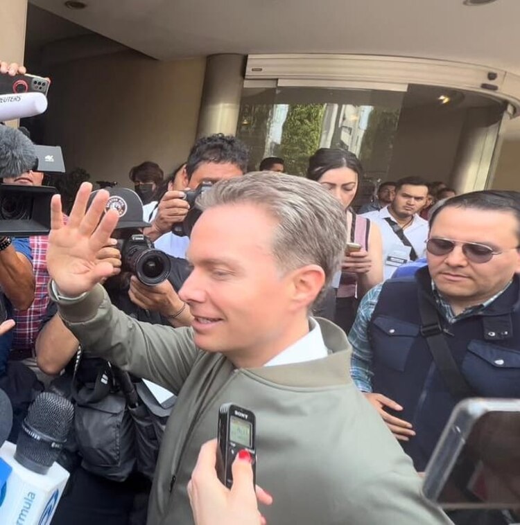 Manuel Velasco llega a Comité.