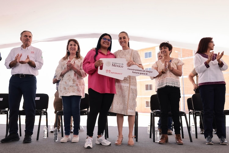 La Presidenta Claudia Sheinbaum con una beneficiaria del programa Vivienda para el Bienestar, en Morelos, el 25 de julio de 2025.
