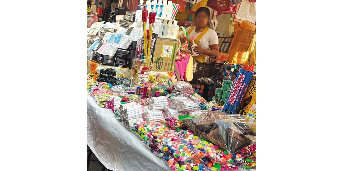 UNA MUJER vende pirotecnia cerca del Mercado de La Merced, el 8 de septiembre.