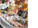 UNA MUJER vende pirotecnia cerca del Mercado de La Merced, el 8 de septiembre.