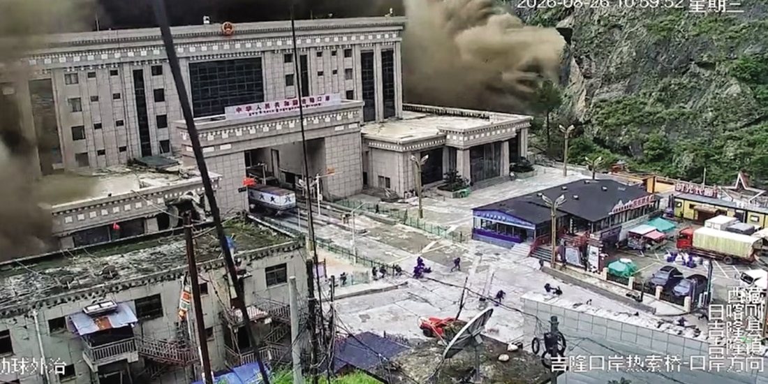 UNA IMÁGEN de CCTV muestra a personas corriendo mientras un muro de lodo destruye edificios entre Nepal y China, ayer.