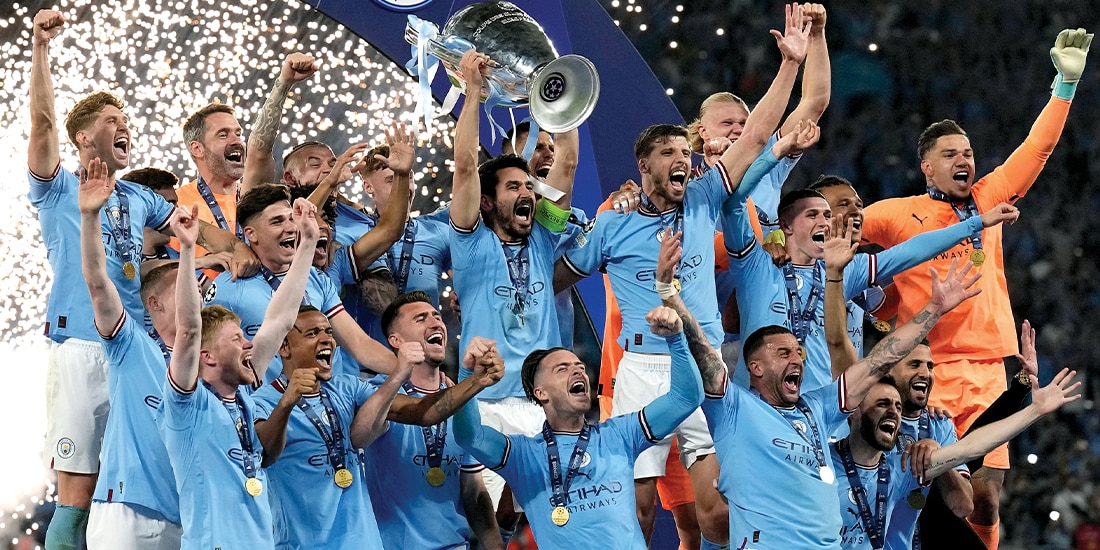 JUGADORES de la plantilla del 2023 festejan la Champions League que ganaron.