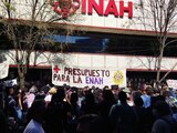 Comunidad de la ENAH en un mitin frente al edificio del INAH.