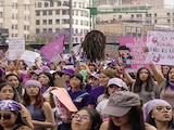 Mujeres y niñas protestan en contra de la violencia de género, el 8 de marzo.