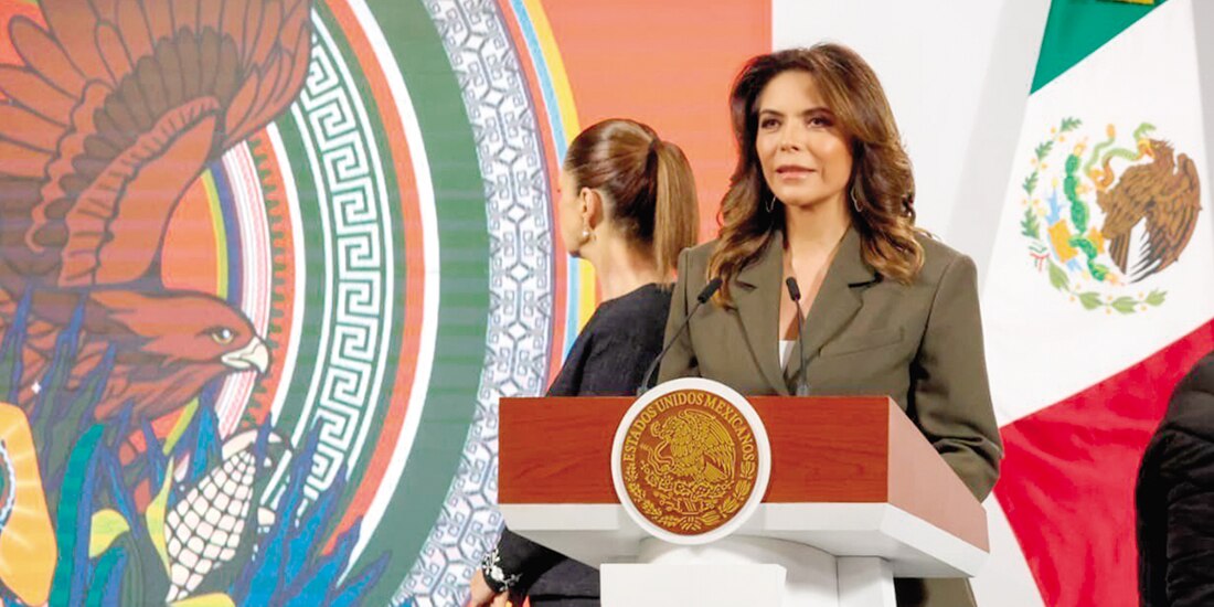 La Presidenta Sheinbaum y la directora de Lotenal, Olivia Salomón, ayer.