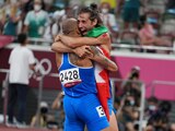 Mutaz Essa Barshim y Gianmarco Tamberi se funden en un abrazo tras ganar el oro en salto de altura en Tokio 2020.
