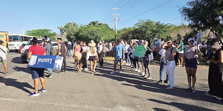 MANIFESTANTES, al realizar ayer un bloqueo en Punta Mita, en contra de la obra.