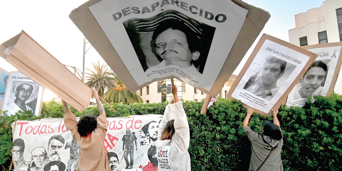 OTRO PROBLEMA son las desapariciones. El 30 de mayo, en Bucareli y Reforma,
colectivos instalaron un antimonumento como homenaje a quienes ya no están.