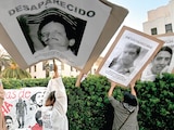 OTRO PROBLEMA son las desapariciones. El 30 de mayo, en Bucareli y Reforma,
colectivos instalaron un antimonumento como homenaje a quienes ya no están.