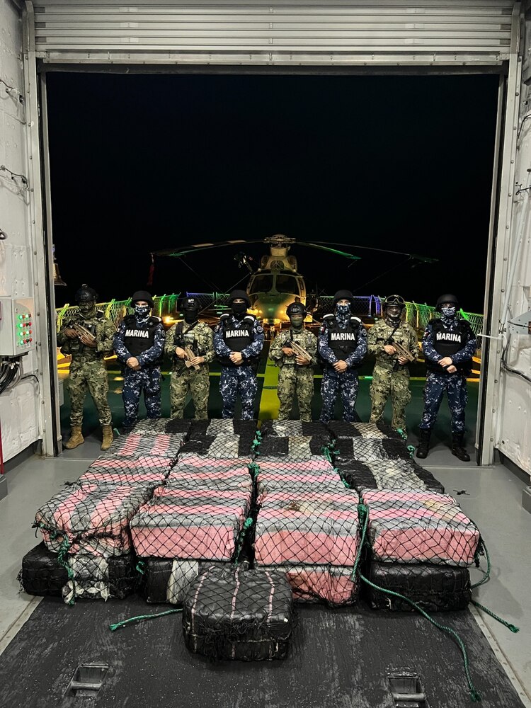 Personal de la Marina con el decomiso en Michoacán.