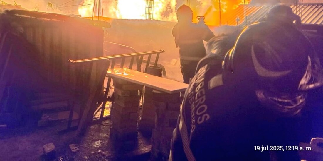 Bomberos controlan incendio en alcaldía Iztapalapa.