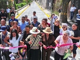 Azucena Cisneros entrega la renovada calle Benito Juárez en Ecatepec.