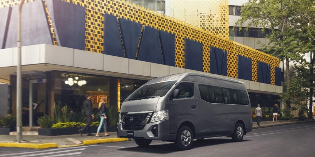 El nuevo Nissan URVAN 2023 llega a México con un renovado diseño, mayor seguridad, y mantiene sus tres configuraciones especializadas.