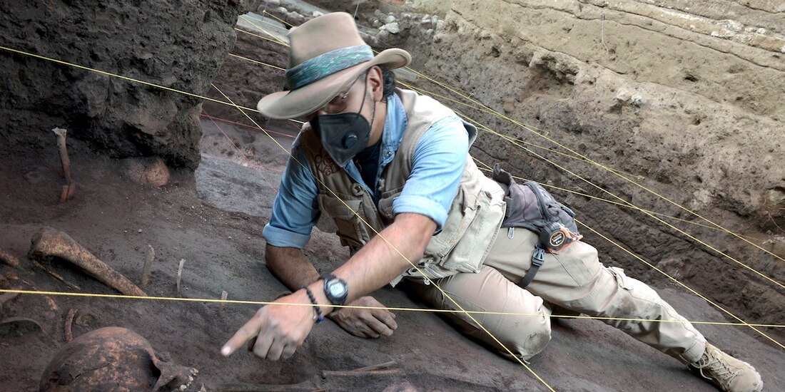 Un arqueólogo muestra uno de los entierros hallados en la casa xochimilca.