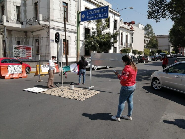 Plantón permanente a las fueras de Segob.