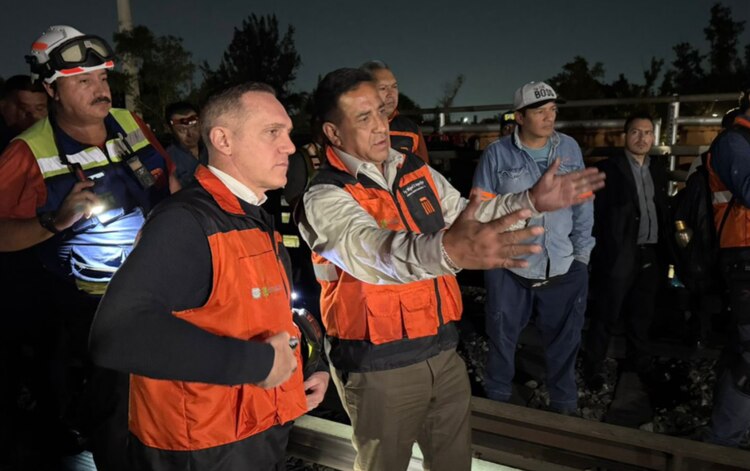 Adrián Rubalcava (izq.), titular del Sistema de Transporte Colectivo Metro, supervisa la marcha de los trenes de la Línea B, el jueves.