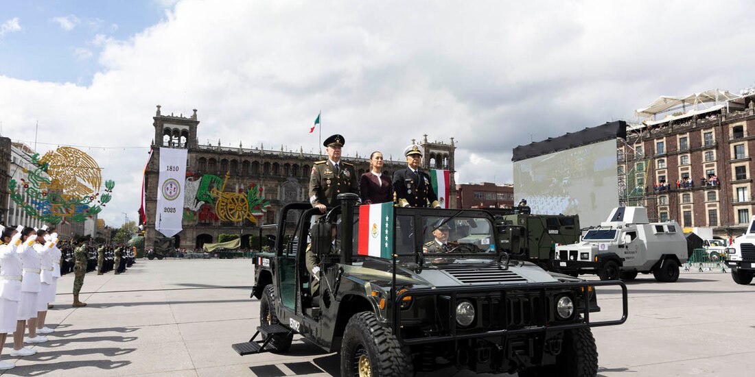 La Presidenta de México, Claudia Sheinbaum Pardo, preside el Desfile Cívico Militar.