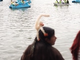 Turistas pasean en lancha dentro del lago ubicado en el Bosque de Chapultepec, en la CDMX, en el mes de abril.
