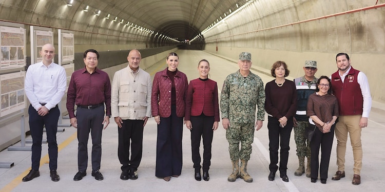 La presidenta Claudia Sheinbaum (c.) con Marina del Pilar Ávila, gobernadora de BC (izq.), ayer en Tijuana.