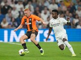 Yukhym Konoplya, del Shakthar Donetsk, conduce el balón ante la marca de Vinícius Junior en el juego de la tercera fecha de la Champions League.