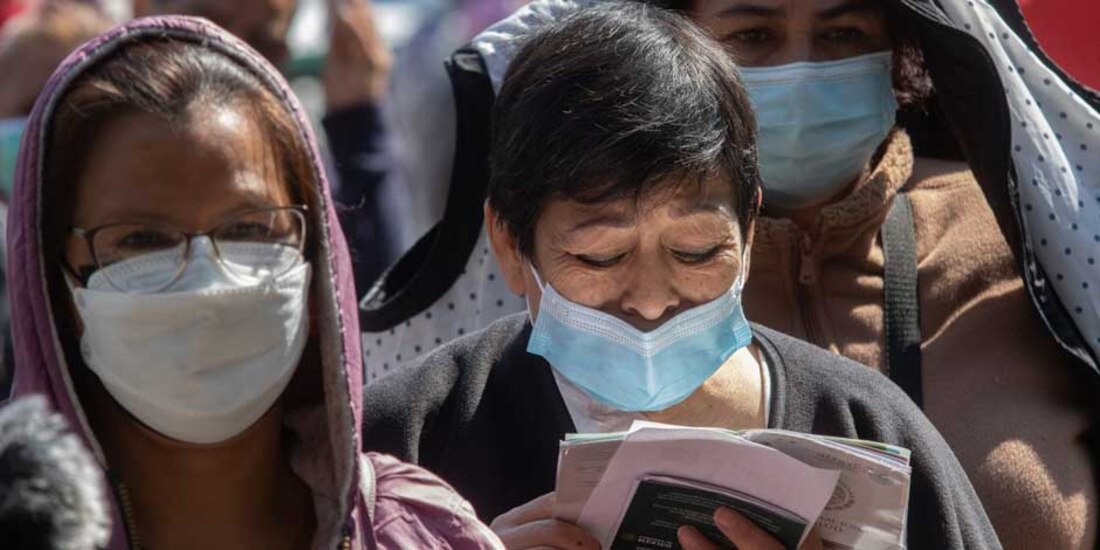 Mujeres hacen fila para realizarse la prueba COVID afuera de una clínica del IMSS