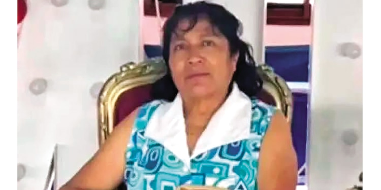 25 de julio │ “Murió de un infarto. Esa fue la realidad, les guste o no les guste”
La gobernadora asegura que Irma Hernández, maestra jubilada y taxista que fue privada de la libertad el 17 de julio por un grupo armado en el municipio de Álamo y días después fue hallada sin vida, falleció a causa de un paro tras ser violentada, lo cual desmiente después la fiscalía.