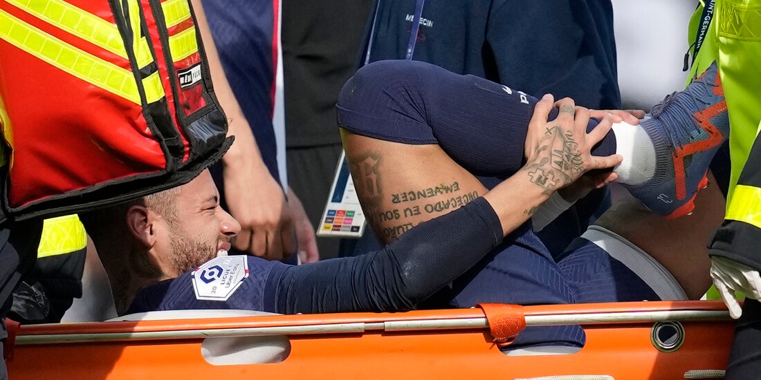 Neymar abandona la cancha en camilla tras su lesión en el segundo tiempo del juego entre PSG y Lille.