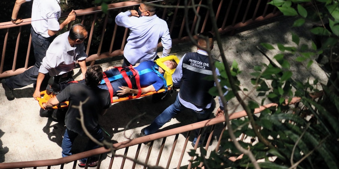 Socorristas trasladan a una de las heridas tras el accidente del pasado martes.