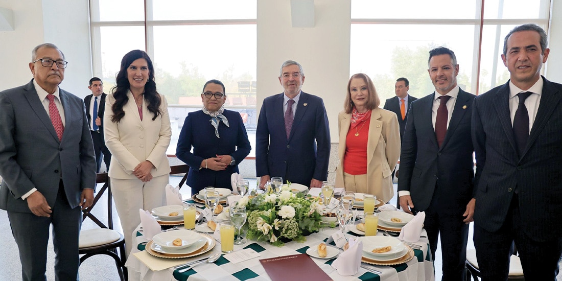 Rosa Icela Rodríguez (3.a de izq. a der.), titular de Segob, y el canciller Juan Ramón de la Fuente (4.o de izq. a der.) ayer.