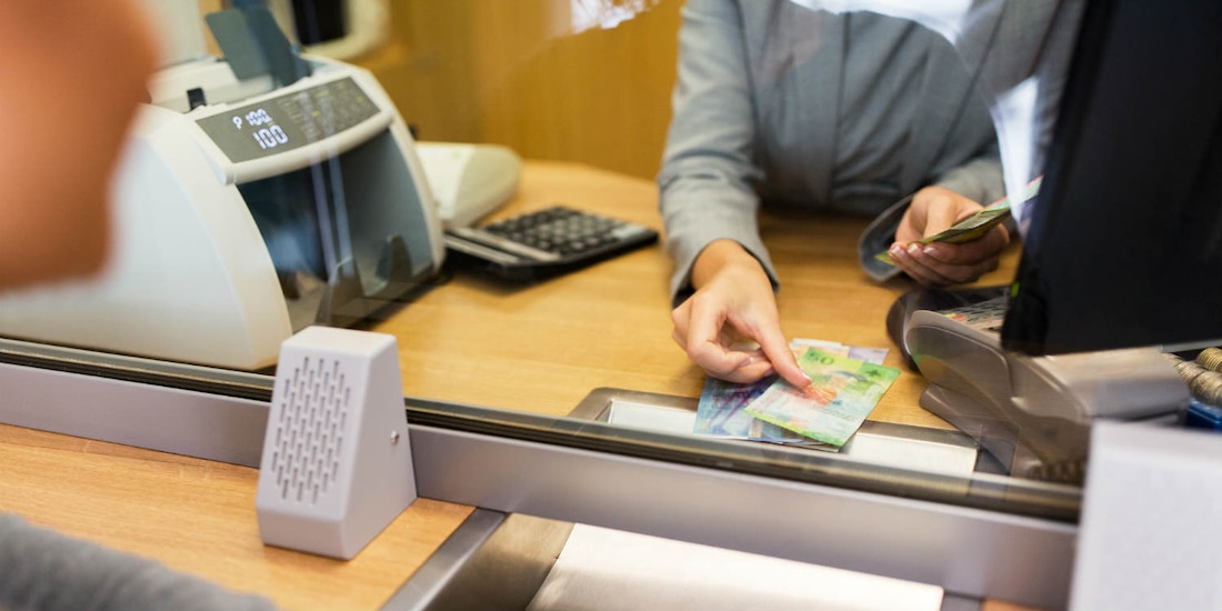 Un hombre fue llevado a un banco por la fuerza para que retirara dinero y así se salvó