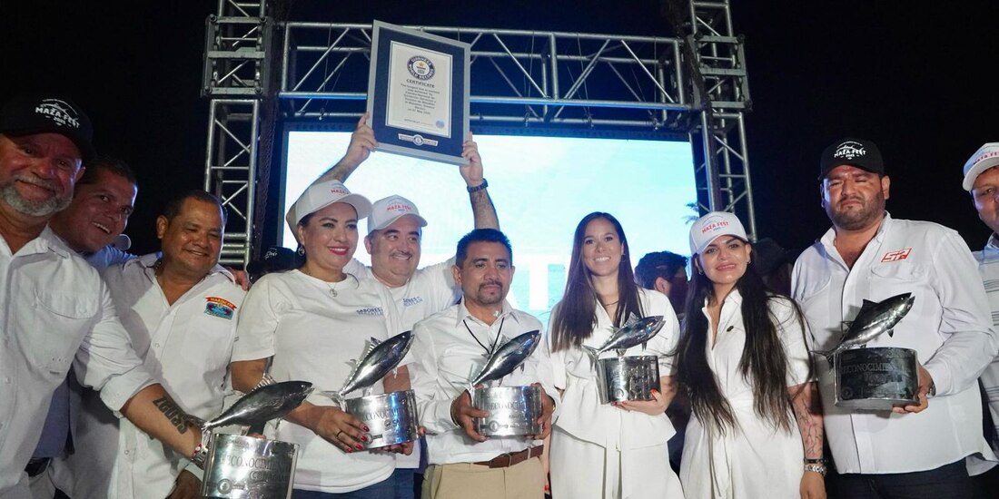 Cientos de turistas y locales degustaron las más de 19 mil piezas elaboradas con 2 toneladas de atún que fueron colocadas sobre el Malecón