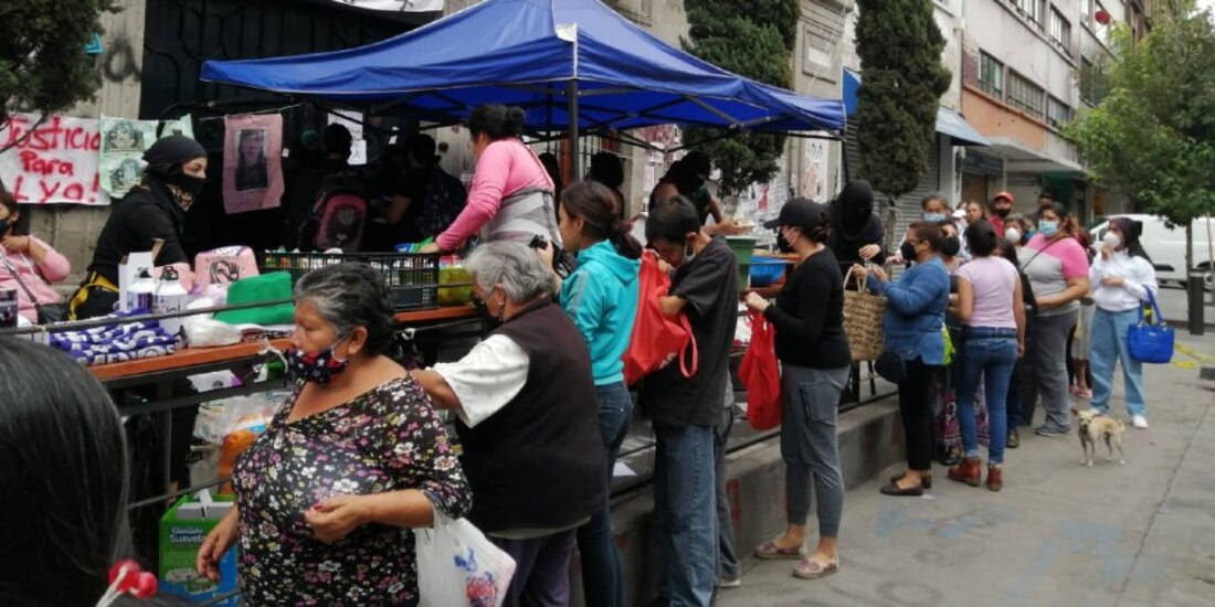 Los colectivos también se apoyan con la venta de tazas, termos, pañuelos y bolsas con ilustraciones y consignas feministas.