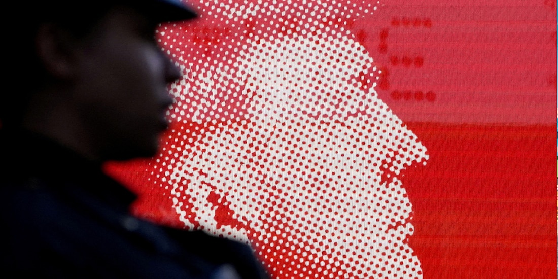 Una imagen de una policía y de fondo una foto de Donald Trump.